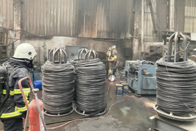 Hatay'da iki ilçede yangın paniği: Fabrika ve samanlık alevlere teslim oldu