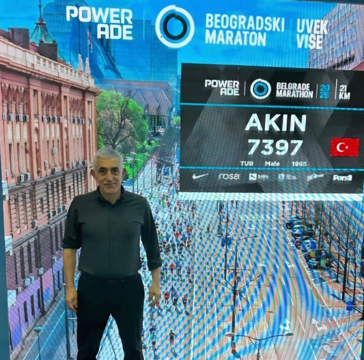 Neşteri bıraktı ayakkabılarını giydi Dr. Akın Vural'dan dünya derecesi 3