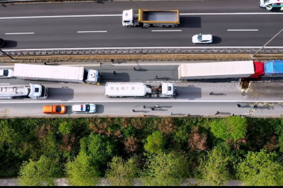 TEM Otoyolu’nda kaza: 6 tır birbirine girdi, trafik kilitlendi