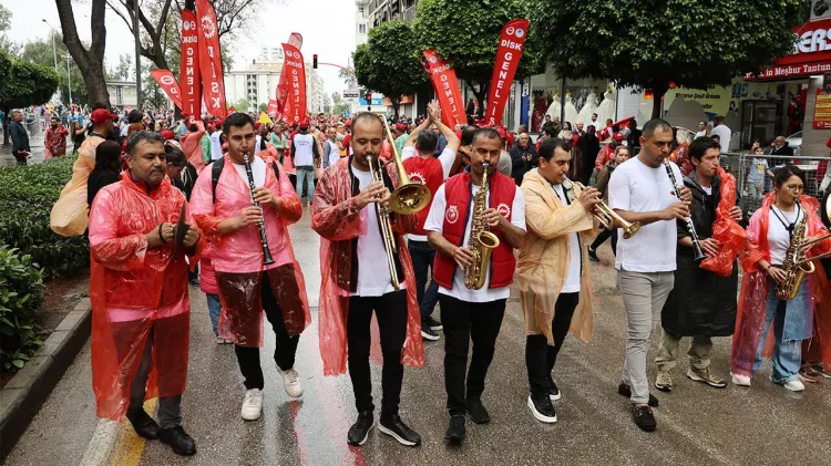 1 Mayıs İşçi Bayramı, bu yıl Adana’da sendikalar ve meslek odalarının katılımıyla farklı alanlarda kutlanacak. TÜRK-İŞ Arif Nihat Asya Bayraklı Parkı’nda program düzenlerken, DİSK, KESK, TMMOB ve TTB öncülüğünde Cevat Yurdakul Caddesi’nden Uğur Mumcu Meydanı’na yürüyüş gerçekleştirilecek.