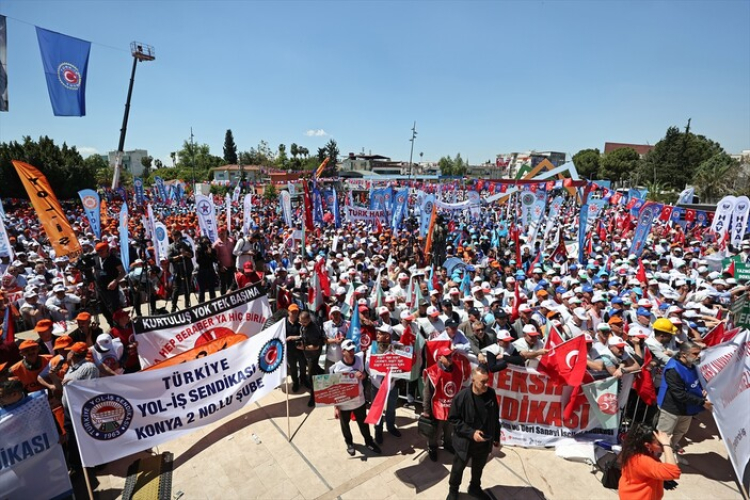 1 Mayıs İşçi Bayramı, bu yıl Adana’da sendikalar ve meslek odalarının katılımıyla farklı alanlarda kutlanacak. TÜRK-İŞ Arif Nihat Asya Bayraklı Parkı’nda program düzenlerken, DİSK, KESK, TMMOB ve TTB öncülüğünde Cevat Yurdakul Caddesi’nden Uğur Mumcu Meydanı’na yürüyüş gerçekleştirilecek.