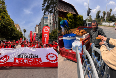 Adana'da 1 Mayıs kutlamalarında seyyar satıcıların ekmek mesaisi