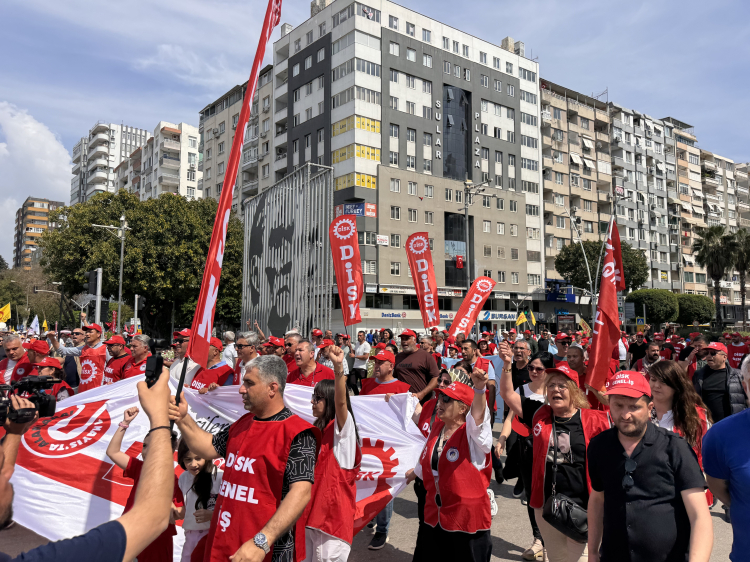 Adana'da 1 Mayıs kutlamalarında seyyar satıcıların ekmek mesaisi 2