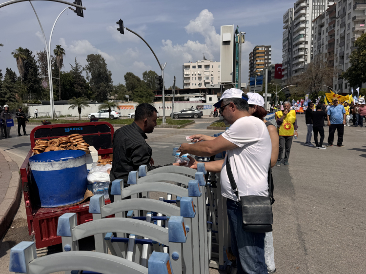 Adana'da 1 Mayıs kutlamalarında seyyar satıcıların ekmek mesaisi 4