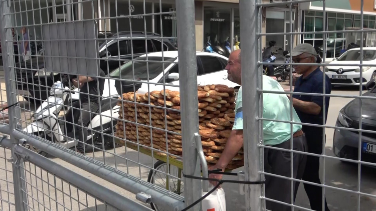 Adana'da 1 Mayıs kutlamalarında seyyar satıcıların ekmek mesaisi 3