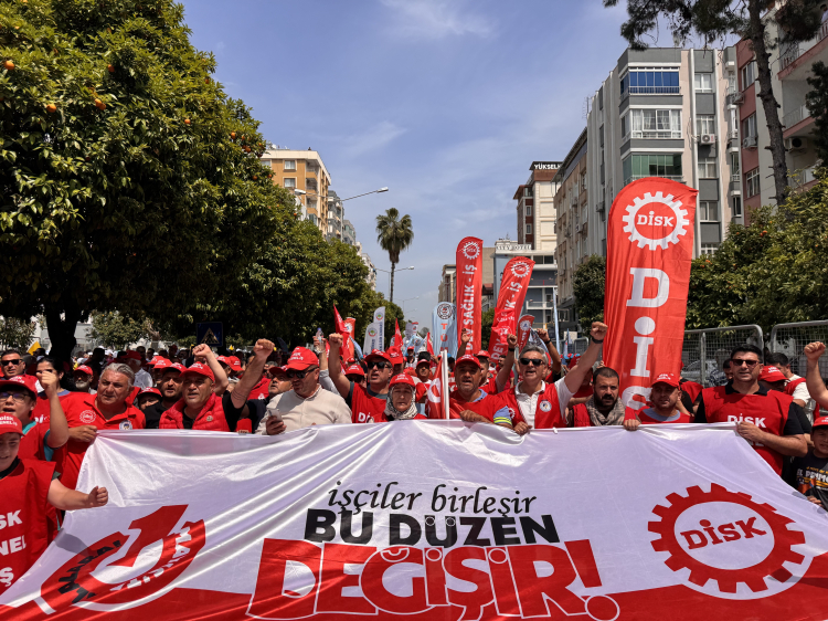 Adana'da 1 Mayıs kutlamalarında seyyar satıcıların ekmek mesaisi 5