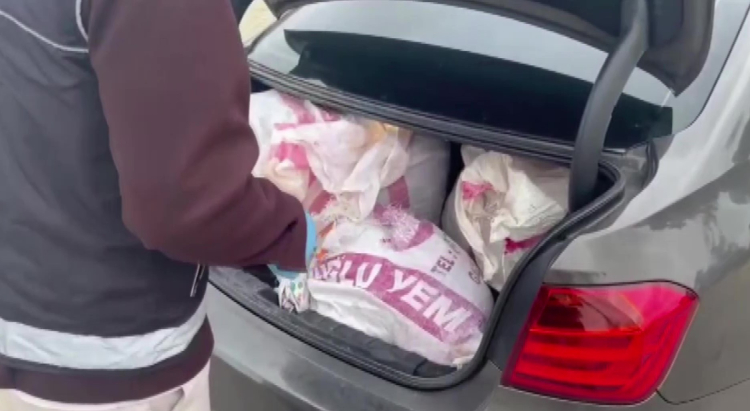 Adana'da durdurulan otomobilde 20,5 kilogram esrar ele geçirildi 2