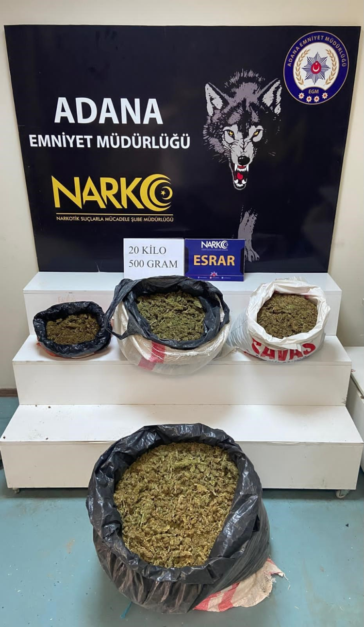 Adana'da durdurulan otomobilde 20,5 kilogram esrar ele geçirildi 3