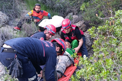 Adana'da yamaç paraşütü yapan sporcu ağaçlık alana düştü