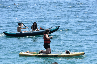 Antalya'da 1 Mayıs'ta yaz havası geldi: Yerli ve yabancı turistler sahile akın etti