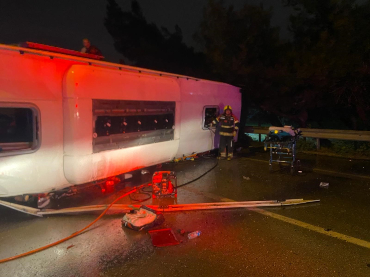 Balıkesir'de yolcu otobüsü devrildi 3 kişi hayatını kaybetti, 26 yaralı var 2