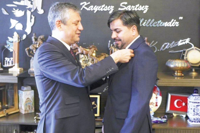 CHP Arif Kocabıyık'ın üyelik sürecini durdurdu: Özgür Özel'in taktığı rozet iptal edildi