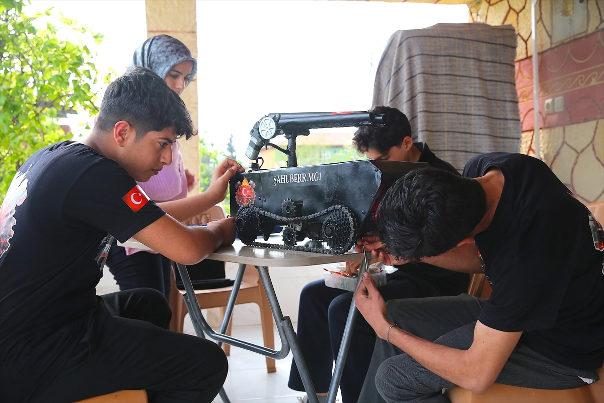 Hataylı lise öğrencilerinden geri dönüşüm malzemeleriyle insansız kara aracı prototipi
