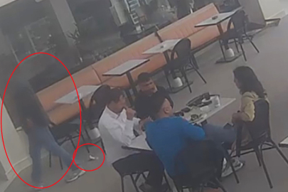 Sahilde aradığı parasını kafede düşüren vatandaşın o anları kameraya yansıdı