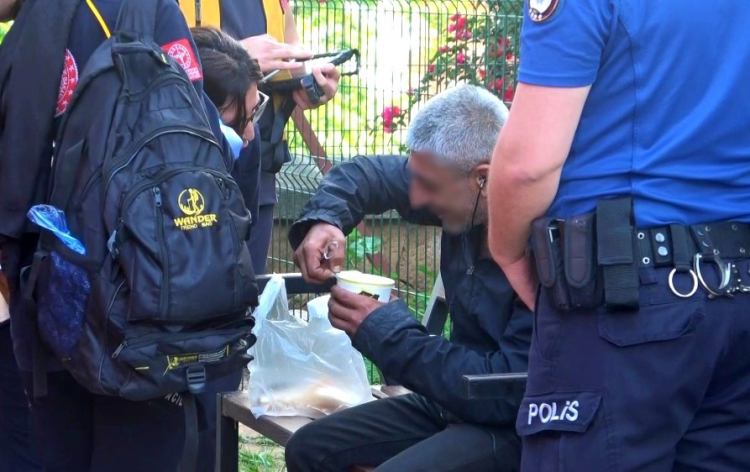 Tarihi surlara çıkan eylemciyi başkomiserin çorbası ikna etti 4