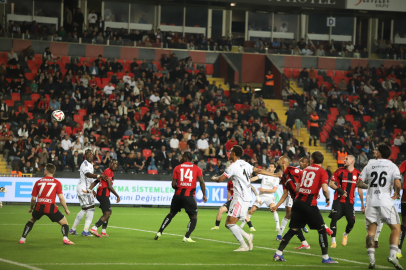 Trendyol Süper Lig: Gaziantep FK: 0 - Beşiktaş: 2 (İlk yarı)