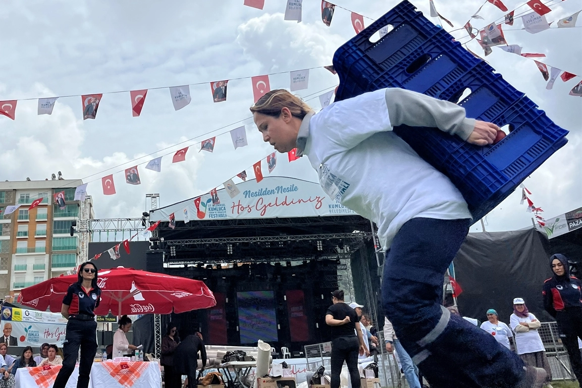 Antalya'da kadınlar 27. Geleneksel Tarım ve Seracılık Festivali'nde kıyasıya yarıştı