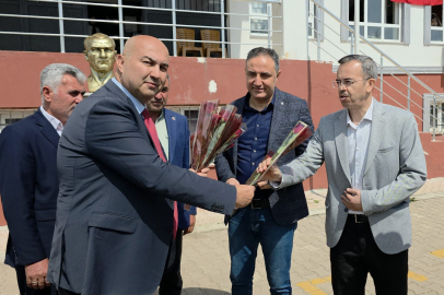Eğitim camiasına Hassa’da anlamlı destek: Muhtarlar öğretmenleri çiçeklerle karşıladı