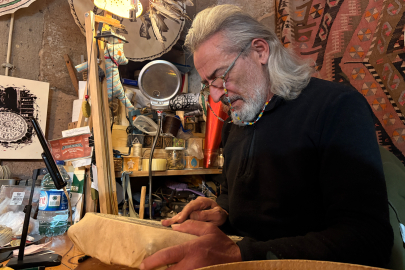 Hunat Hatun’da 50 yıllık sanat: Yetiş Ayyıldız Türk mitolojisini deriye işliyor