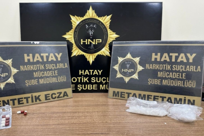 Kırıkhan’da zombi görüntüleri alarmı! Sokakta donup kalan şahıs zehir tacirlerini yakalattı