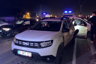 Hatay Arsuz'da dört aracın karıştığı zincirleme kazada iki kişi yaralandı