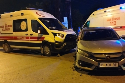 Hatay'ın Dörtyol ilçesinde ambulans ile otomobil çarpıştı: 6 yaralı