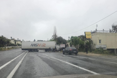 Mersin'de kontrolden çıkan tır karşı şeride geçti