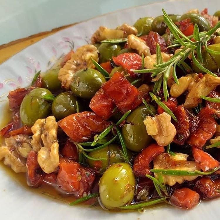 Kuru domatesli cevizli zeytin salatası