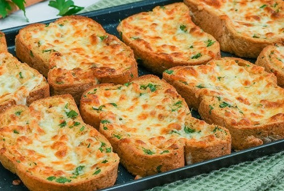Fırında menemenli ekmek