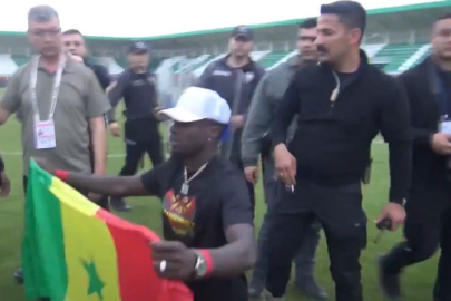 Amedspor'un şampiyonluk kutlamasında bayrak krizi: Mbaye Diagne ve emniyet güçleri arasında yanlış anlaşılma