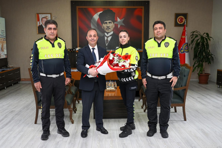 Trafik Haftası kapsamında trafik polisleri, Adana Emniyet Müdürü Ahmet Hakan Arıkan’ı ziyaret etti. İl Emniyet Müdürü Arıkan, yürütülen çalışmalar hakkında bilgi alarak ekiplerin çalışmalarını kutladı.