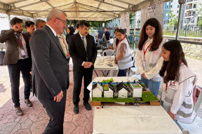 Kaymakam Önder genç mucitlerle bir araya geldi: İskenderun’da TÜBİTAK Bilim Fuarı heyecanı