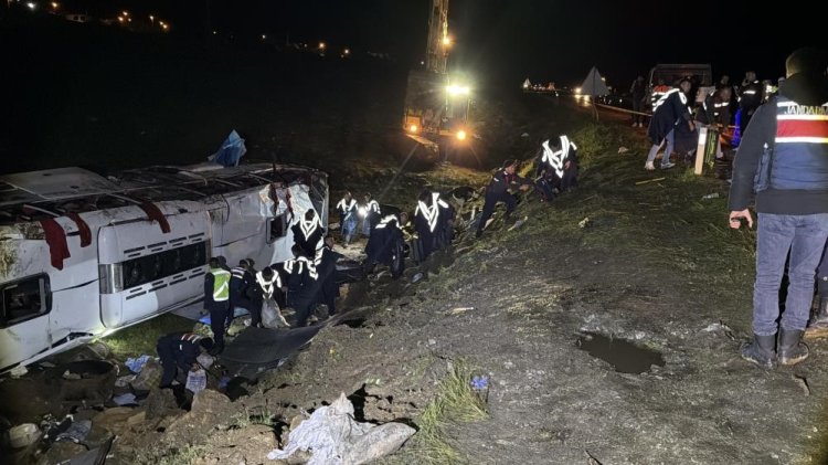 Malatya Doğanşehir'de yolcu otobüsü şarampole devrildi 3 ölü 22 yaralı 2