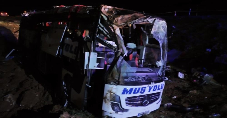Malatya Doğanşehir'de yolcu otobüsü şarampole devrildi 3 ölü 22 yaralı 3
