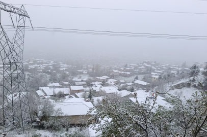 Pozantı beyaza büründü: 41 derece sıcağın ardından lapa lapa kar yağdı