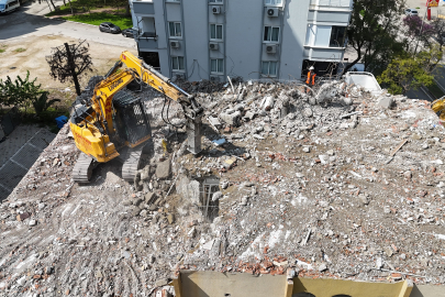 Adana'da depremde hasar gören mahkemelik binalarda yıkım başladı
