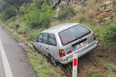 Adana'da yoldan çıkan otomobildeki 3 kişi yaralandı