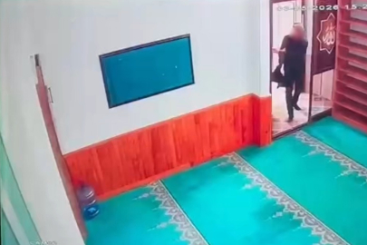 Caminin sadaka kutusundan 200 lira çalan şahıs yakalandı, çaldığı parayı ödedi