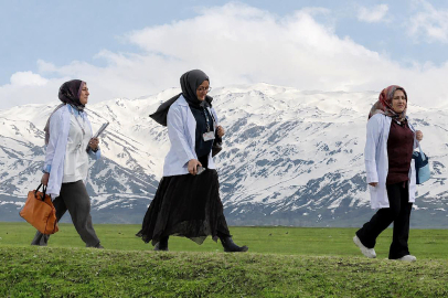 Hakkâri’den gelen çarpıcı fotoğraflar: Zorlu coğrafyada ‘Her Gebeye Bir Ebe’