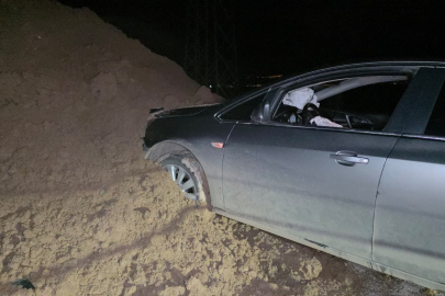 Hatay'da yola dökülen toprak yığını kazaya neden oldu: Sürücüden firmaya sert tepki