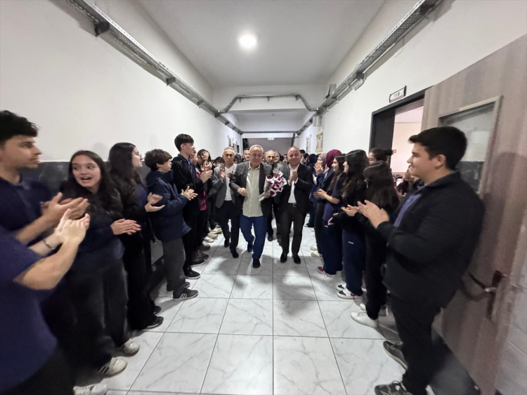 ALKIŞLAR VE ÇİÇEKLERLE KARŞILANDI