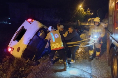 Samandağ’da otomobil şarampole devrildi: Askıda kalan sürücüyü itfaiye kurtardı