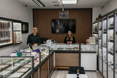Silifke'de akılalmaz hırsızlık: Bozuk paralarla oyaladı, ikinci saati cebine attı!