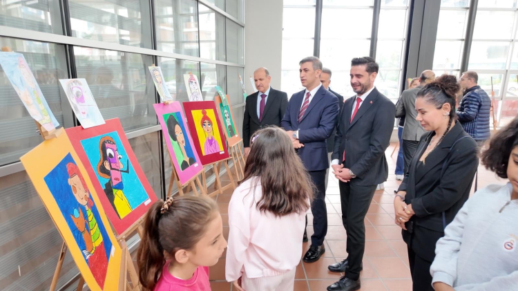 Adana’nın Yüreğir ilçesinde Seniha Çobanoğlu İlkokulu tarafından düzenlenen “Çocuğum Ben Resim Sergisi”nde öğrencilerin hayal gücünü yansıtan eserler beğeni topladı.