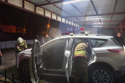 Hatay Arsuz'da park halindeki otomobilde motor yangını çıktı
