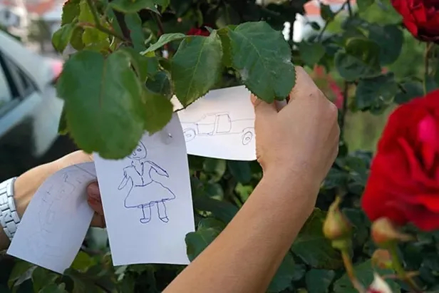 Dilekler Bir Kağıda Çizilir Ve Gül Ağacının Altına Konulur