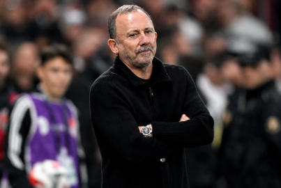 Konyaspor mağlubiyeti Beşiktaş'ı karıştırdı: Sergen Yalçın istifanın eşiğinden döndü