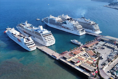 Kuşadası’na kruvaziyer akını! 4 dev gemiyle 10 binin üzerinde turist geldi
