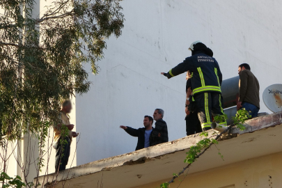Manavgat’ta nefes kesen anlar: Çatıya çıkıp üzerine benzin döken şahıs böyle indirildi