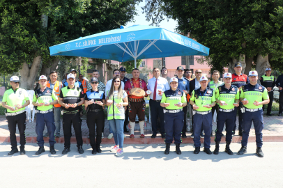 Mersin’de trafik uygulamasında sürücülere yoğurt ve çilek ikramı